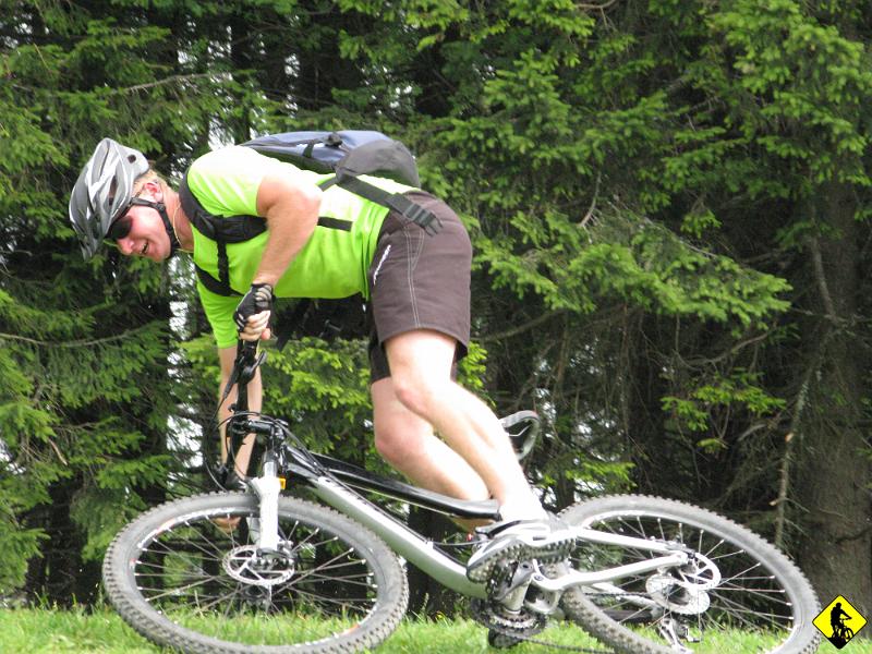 foto 030.jpg - Na szczycie Marcin "Johny" pokazuje nam jak parkuje się rower na poślizgu bez użycia hamulców...